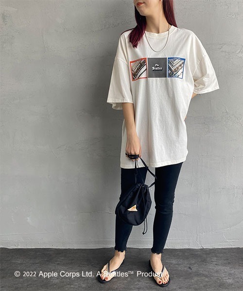 The Beatles（ザビートルズ）の「[THE BEATLES/ザ ビートルズ] レコードプリント ビッグシルエットTシャツ（Tシャツ/カットソー・レディース・オフホワイト/チャコール・M/L/XL）」の3枚目の写真