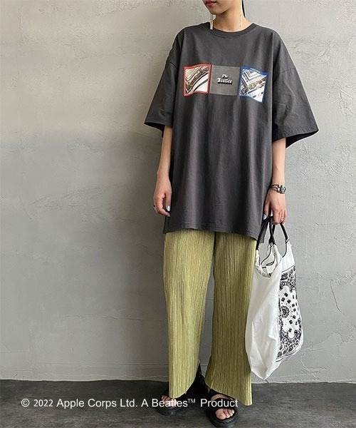 The Beatles（ザビートルズ）の「[THE BEATLES/ザ ビートルズ] レコードプリント ビッグシルエットTシャツ（Tシャツ/カットソー・レディース・オフホワイト/チャコール・M/L/XL）」の4枚目の写真