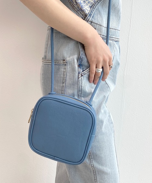 w closet（ダブルクローゼット）の「ラウンドスクエアショルダーBAG（ショルダーバッグ・レディース・ブラック/ブルー/グレイッシュベージュ・FREE）」の3枚目の写真