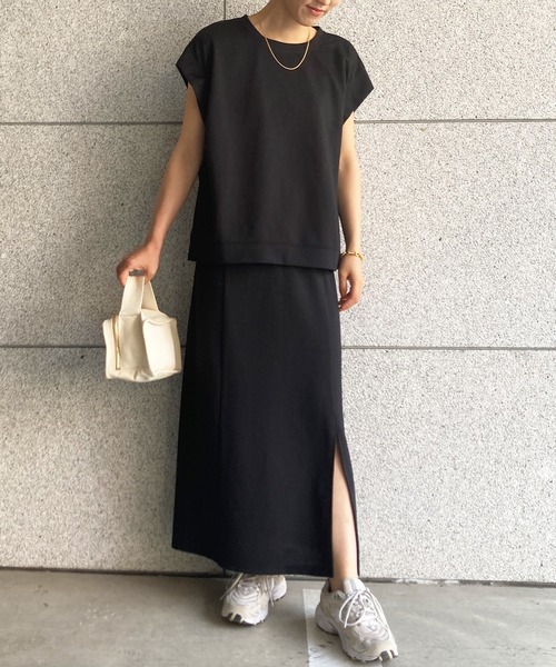 JUNOAH（ジュノア）の「フレンチスリーブトップス＋スリット