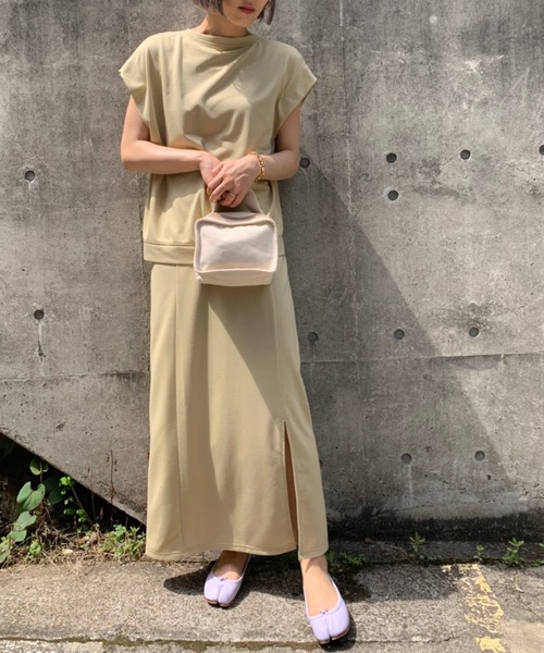 JUNOAH（ジュノア）の「フレンチスリーブトップス＋スリット
