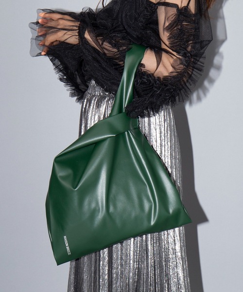 SETUP7（セットアップセブン）の「2WAYの持ち方で印象早変わり♪【SETUP7】PUレザーエコバッグ ショッピングトートマルシェバッグ（トートバッグ・レディース・ホワイト/ブラック/ピンク/シルバー/ゴールド/グリーン/シルバー系2/ブルー/ダークグリーン・FREE）」の4枚目の写真