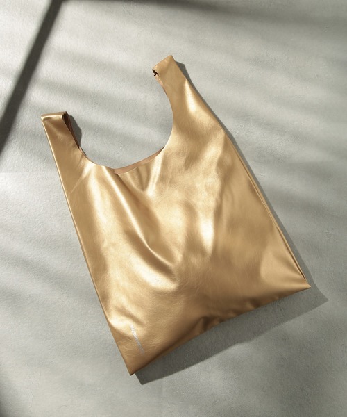 SETUP7（セットアップセブン）の「2WAYの持ち方で印象早変わり♪【SETUP7】PUレザーエコバッグ ショッピングトートマルシェバッグ（トートバッグ・レディース・ホワイト/ブラック/ピンク/シルバー/ゴールド/グリーン/シルバー系2/ブルー/ダークグリーン・FREE）」の14枚目の写真