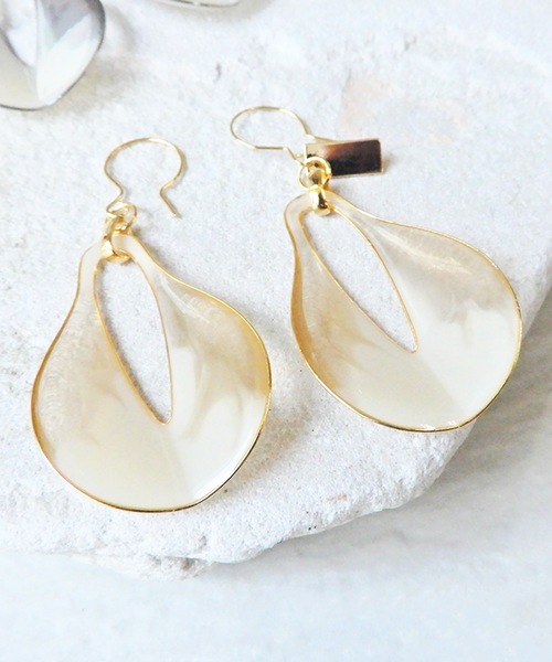 The Rule(ザルール)の「The Rule ザルール:Horn hook pierced earring:マーフル ホーンフックピアス(ピアス(両耳用)・レディース・ベージュ/グレー・FREE)」の2枚目の写真