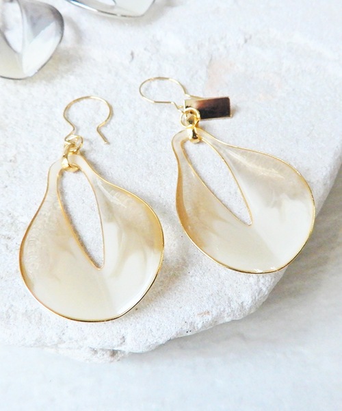 The Rule(ザルール)の「The Rule ザルール:Horn hook pierced earring:マーフル ホーンフックピアス(ピアス(両耳用)・レディース・ベージュ/グレー・FREE)」の4枚目の写真