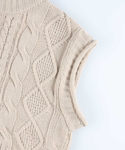 HONEYSUCKLE ROSE（ハニーサックルローズ）の「【HONEYSUCKLE ROSE】ケーブル編みベスト（ベスト・レディース・キナリ/グレー・M/L）」の11枚目の写真