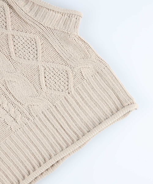 HONEYSUCKLE ROSE（ハニーサックルローズ）の「【HONEYSUCKLE ROSE】ケーブル編みベスト（ベスト・レディース・キナリ/グレー・M/L）」の13枚目の写真