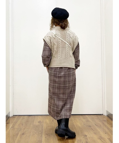 HONEYSUCKLE ROSE（ハニーサックルローズ）の「【HONEYSUCKLE ROSE】ケーブル編みベスト（ベスト・レディース・キナリ/グレー・M/L）」の20枚目の写真