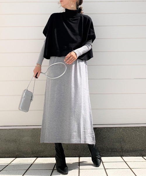 Q(キュー)の「ケープ×リブニットワンピース(ワンピース・レディース・ベージュ/ライトグレー・MEDIUM)」の1枚目の写真