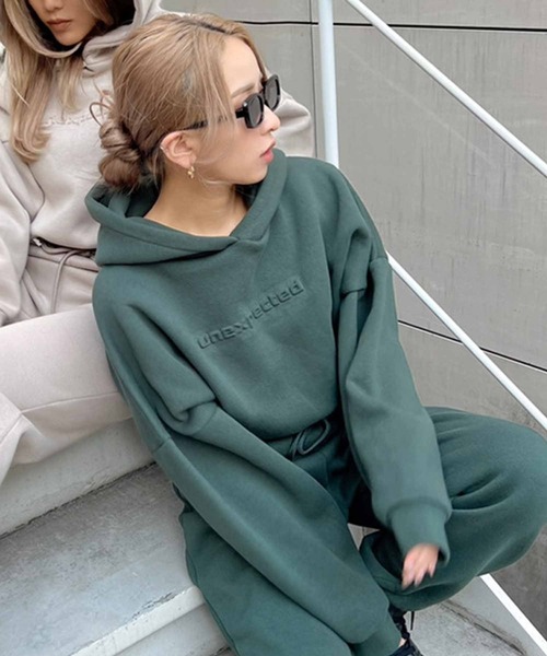 ANAP（アナップ）の「裏起毛エンボスロゴクロップドフーディー【セットアップ可能】（パーカー・レディース・ベージュ/ライトグレー/モスグリーン/ブラック・FREE）」の4枚目の写真