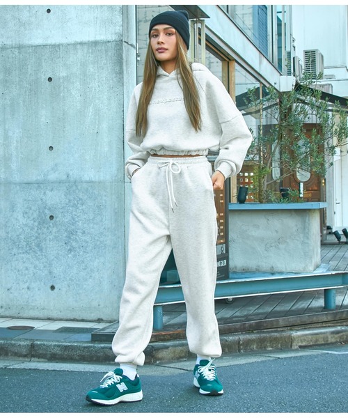 ANAP（アナップ）の「裏起毛エンボスロゴクロップドフーディー【セットアップ可能】（パーカー・レディース・ベージュ/ライトグレー/モスグリーン/ブラック・FREE）」の5枚目の写真