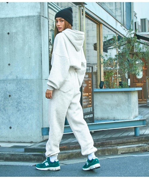 ANAP（アナップ）の「裏起毛エンボスロゴクロップドフーディー【セットアップ可能】（パーカー・レディース・ベージュ/ライトグレー/モスグリーン/ブラック・FREE）」の6枚目の写真