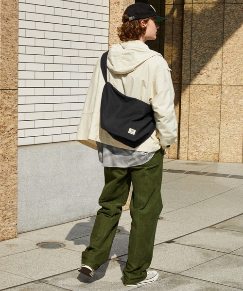 PENNEYS（ぺニーズ）の「PENNEYS/ペニーズ 別注 THE FOX & BE A TIGER ピスネーム キャンバスショルダーニュースペーパーバッグ（ショルダーバッグ・メンズ・ナチュラル/ネイビー/カーキ/アイボリー系/ブラック系/カーキ系/ベージュ系/グレー系・FREE）」の16枚目の写真