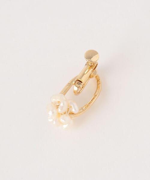 BEAUTY&YOUTH UNITED ARROWS（ビューティーアンドユースユナイテッドアローズ）の「淡水パール ツブフラワー イヤリング（イヤリング・レディース・ゴールド・FREE）」の4枚目の写真