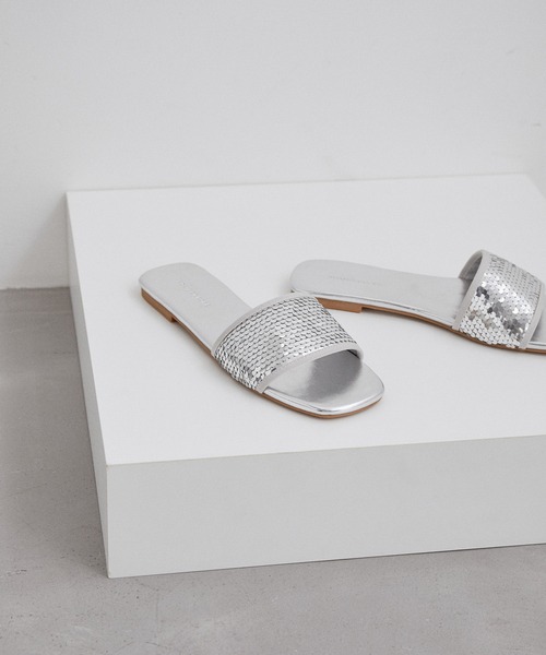 ADAM ET ROPE'（アダムエロペ）の「スパンコールフラット（サンダル・レディース・オフホワイト/シルバー・36/37/38）」の2枚目の写真