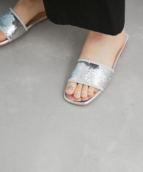 ADAM ET ROPE'（アダムエロペ）の「スパンコールフラット（サンダル・レディース・オフホワイト/シルバー・36/37/38）」の3枚目の写真
