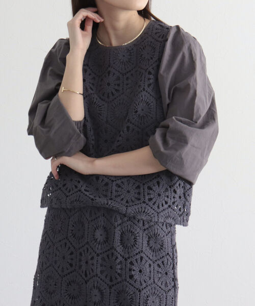 fredy emue（フレディエミュ）の「【セットアップ可能】コットンレースドッキングブラウス（シャツ/ブラウス・レディース・アイボリー/チャコールグレー・38）」の16枚目の写真