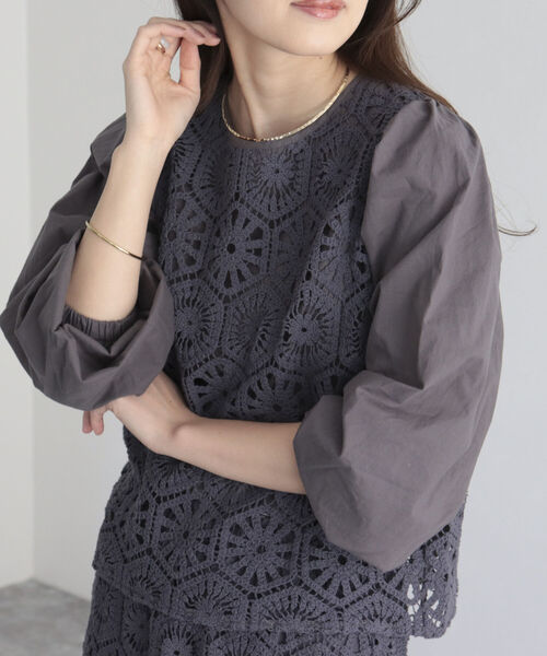 fredy emue（フレディエミュ）の「【セットアップ可能】コットンレースドッキングブラウス（シャツ/ブラウス・レディース・アイボリー/チャコールグレー・38）」の22枚目の写真