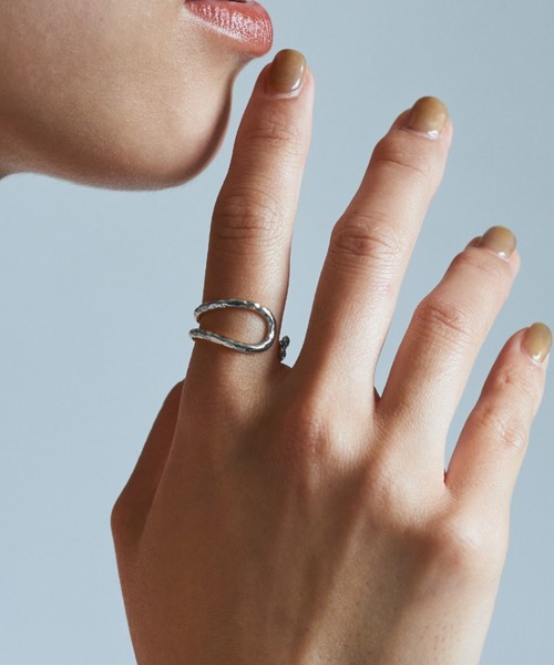 MAISON BREEZE（メゾンブリーズ）の「【MAISON BREEZE】ニュアンスラインリング 調整可能 KNF（リング・レディース・シルバー/ゴールド・FREE）」の2枚目の写真
