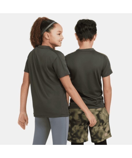 NIKE（ナイキ）の「《NIKEアパレル》ナイキ YTH アカデミー グラフィック S/Sトップ（Tシャツ/カットソー・キッズ・カーキ/ブラック/レッド/ロイヤルブルー・150/140/130/160）」の10枚目の写真