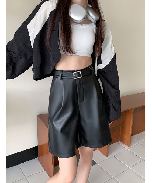 urge:(アージコロン )の「【URGE:】合成皮革 ハイウエスト ハーフパンツ(その他パンツ・レディース・ブラック/ベージュ・MEDIUM/X-LARGE/SMALL/LARGE)」の2枚目の写真