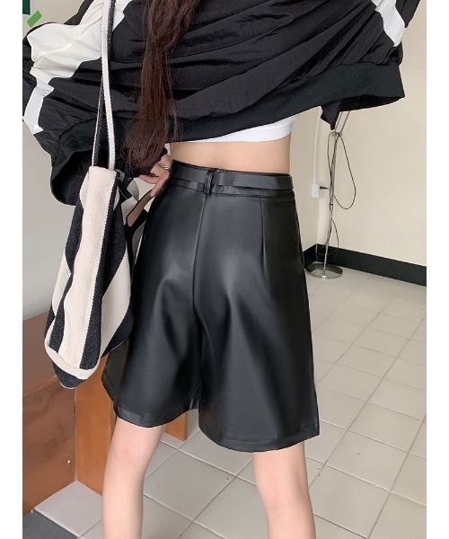 urge:(アージコロン )の「【URGE:】合成皮革 ハイウエスト ハーフパンツ(その他パンツ・レディース・ブラック/ベージュ・MEDIUM/X-LARGE/SMALL/LARGE)」の3枚目の写真