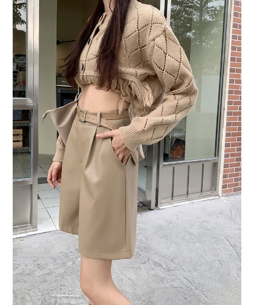 urge:(アージコロン )の「【URGE:】合成皮革 ハイウエスト ハーフパンツ(その他パンツ・レディース・ブラック/ベージュ・MEDIUM/X-LARGE/SMALL/LARGE)」の4枚目の写真