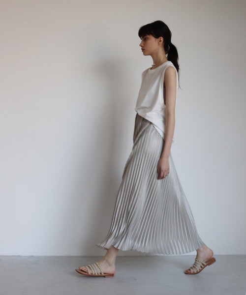 DRESSLAVE（ドレスレイブ）の「shiny asymmetric pleats skirt(シャイニーアシメトリックプリーツスカート)（スカート・レディース・シルバー・38）」の2枚目の写真