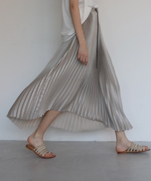 DRESSLAVE（ドレスレイブ）の「shiny asymmetric pleats skirt(シャイニーアシメトリックプリーツスカート)（スカート・レディース・シルバー・38）」の8枚目の写真