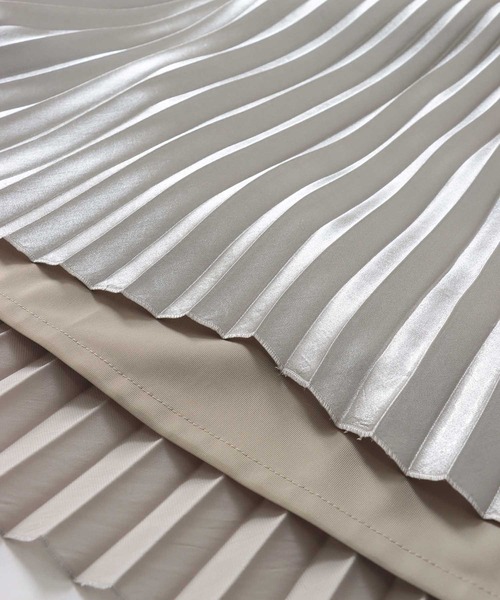 DRESSLAVE（ドレスレイブ）の「shiny asymmetric pleats skirt(シャイニーアシメトリックプリーツスカート)（スカート・レディース・シルバー・38）」の5枚目の写真