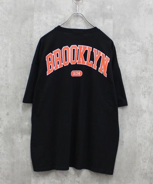 SHISKY(シスキー)の「プリント 半袖T(Tシャツ/カットソー・メンズ・ブラック系その他/ホワイト系その他/オフホワイト/ホワイト系その他3/イエロー系その他/イエロー系その他2/ライトブルー/チャコール/ブラック系その他3/ブラック/ブラック系その他2/ホワイト系その他2・XL/L/M)」の1枚目の写真