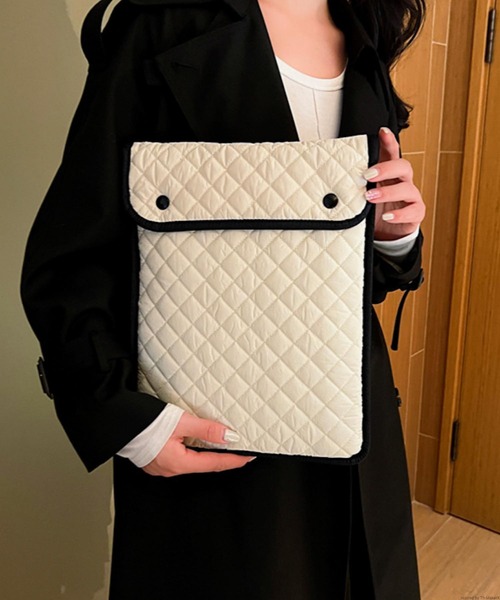 TONE SELECT GOODS(トーンセレクトグッズ)の「Liaa/キルティング PC タブレットケース 11インチ/13インチ A18066(PC・タブレットケース・レディース・ホワイト/ブラック/ベージュ/ピンク・B/A)」の1枚目の写真
