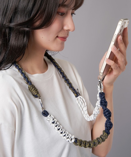 SPINNS（スピンズ）の「【選べるスマホショルダー】3WAYヒモショルダーストラップ　スマホストラップ（スマホグッズ・レディース・ブラック/ネイビー/ベージュ/グレー・ONESIZE）」の17枚目の写真