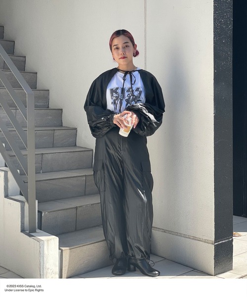 CIAOPANIC(チャオパニック)の「コーティングレザーワイドカーゴパンツ(カーゴパンツ・レディース・ブラウン/ブラック・0/1)」の9枚目の写真