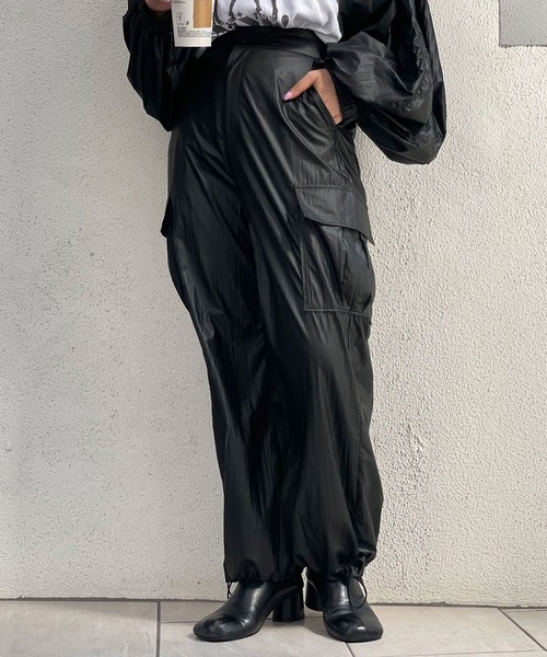 CIAOPANIC(チャオパニック)の「コーティングレザーワイドカーゴパンツ(カーゴパンツ・レディース・ブラウン/ブラック・0/1)」の13枚目の写真