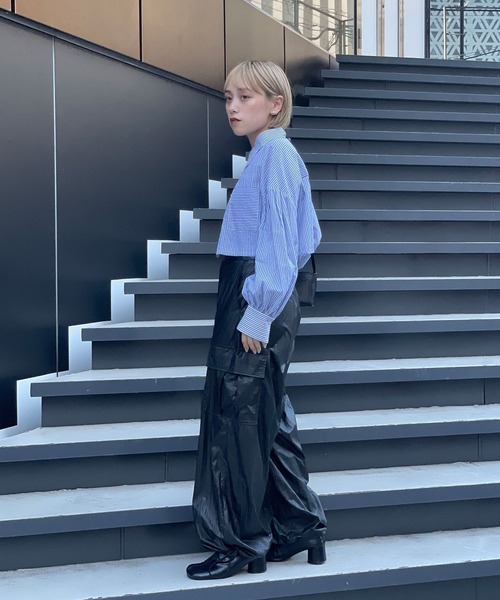 CIAOPANIC(チャオパニック)の「コーティングレザーワイドカーゴパンツ(カーゴパンツ・レディース・ブラウン/ブラック・0/1)」の6枚目の写真