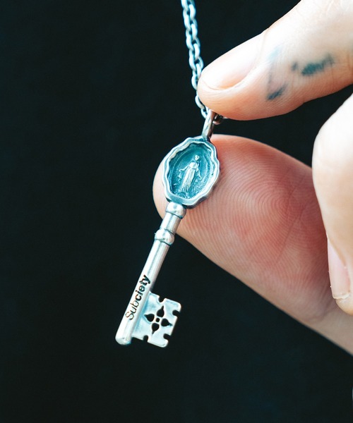 Subciety(サブサエティ)の「MARIA MEDAILLE KEY NECKLACE(ネックレス・メンズ・ゴールド/シルバー・FREE)」の5枚目の写真
