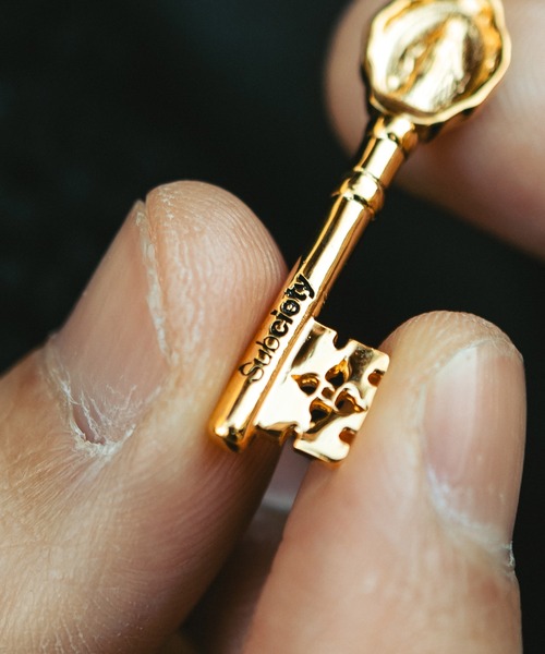 Subciety(サブサエティ)の「MARIA MEDAILLE KEY NECKLACE(ネックレス・メンズ・ゴールド/シルバー・FREE)」の4枚目の写真