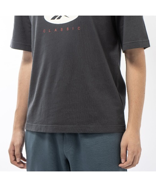 Reebok(リーボック)の「クラシック ビッグ ロゴ Tシャツ / CLASSIC AE BIG LOGO TEE(Tシャツ/カットソー・メンズ・グレイッシュブルー/ダークグレー・MEDIUM/SMALL/LARGE/XX-LARGE/X-LARGE/X-SMALL)」の5枚目の写真