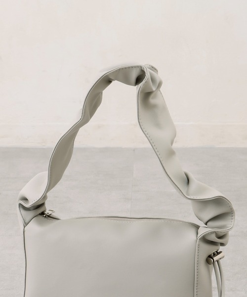 DISCOAT（ディスコート）の「【軽量】ギャザーハンドルスクエアショルダーバッグ（ショルダーバッグ・レディース・グレー/アイボリー/ブラック・FREE）」の7枚目の写真