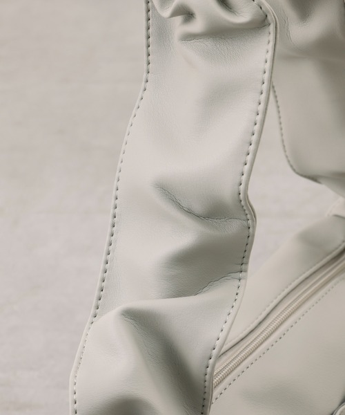 DISCOAT（ディスコート）の「【軽量】ギャザーハンドルスクエアショルダーバッグ（ショルダーバッグ・レディース・グレー/アイボリー/ブラック・FREE）」の8枚目の写真