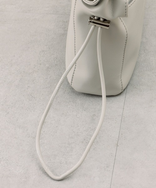 DISCOAT（ディスコート）の「【軽量】ギャザーハンドルスクエアショルダーバッグ（ショルダーバッグ・レディース・グレー/アイボリー/ブラック・FREE）」の9枚目の写真