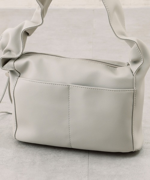 DISCOAT（ディスコート）の「【軽量】ギャザーハンドルスクエアショルダーバッグ（ショルダーバッグ・レディース・グレー/アイボリー/ブラック・FREE）」の5枚目の写真