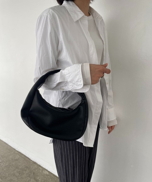 EFOLE(エフォル)の「Round zip mini bag / ラウンド ジップ ミニ バッグ(ショルダーバッグ・レディース・イエロー/ブラック/オフホワイト/グリーン・FREE)」の2枚目の写真