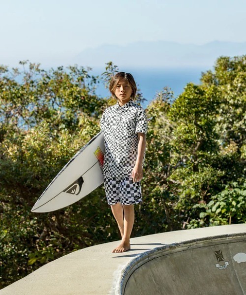 Quiksilver（クイックシルバー）の「SATURN DISTORT SS YO/クイックシルバーキッズ半袖総柄シャツ（シャツ/ブラウス・キッズ・ブラック・160/150/140/130）」の3枚目の写真