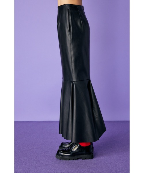 ENFOLD（エンフォルド）の「Synthetic Leather ペプラムスカート（スカート・レディース・ブラック・38/36）」の4枚目の写真