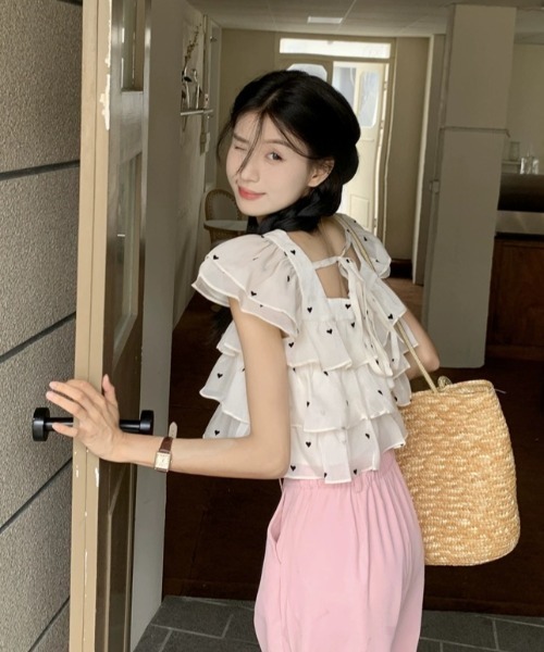 Achic(アシック)の「スクエアネックフリルブラウス(シャツ/ブラウス・レディース・ベージュ・M)」の4枚目の写真