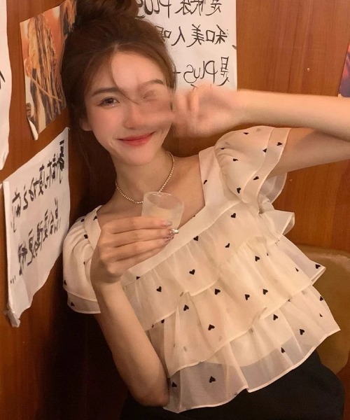 Achic(アシック)の「スクエアネックフリルブラウス(シャツ/ブラウス・レディース・ベージュ・M)」の14枚目の写真