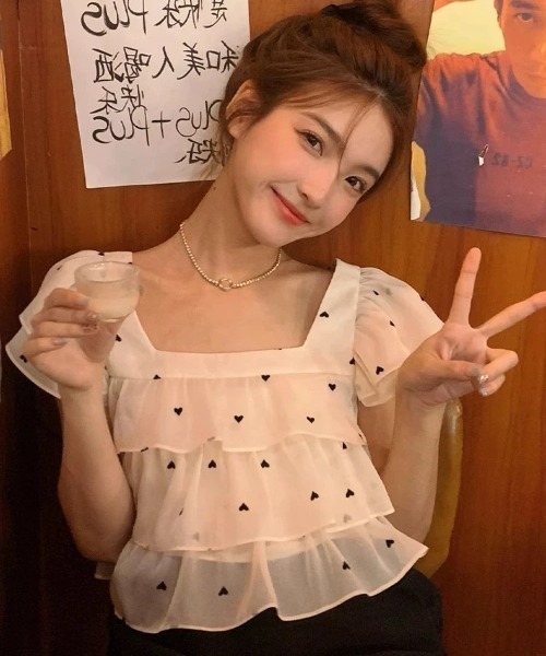 Achic(アシック)の「スクエアネックフリルブラウス(シャツ/ブラウス・レディース・ベージュ・M)」の15枚目の写真