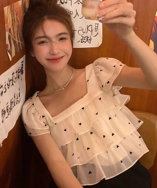 Achic(アシック)の「スクエアネックフリルブラウス(シャツ/ブラウス・レディース・ベージュ・M)」の16枚目の写真